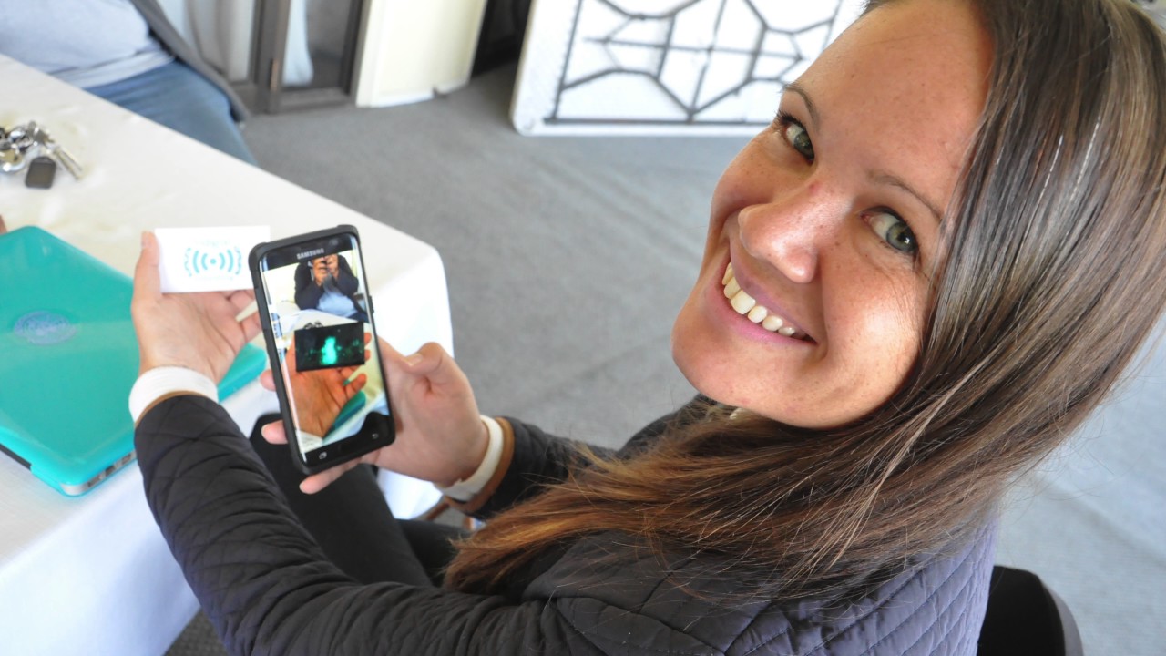 Mulher indígena usando smartphone para cadastro